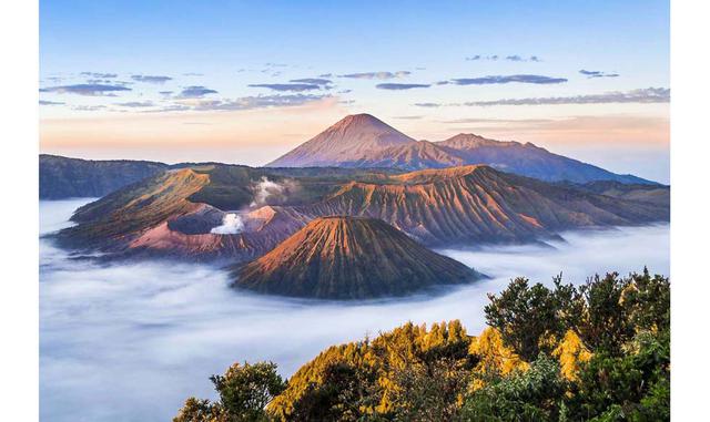 VER AMANECER SOBRE EL MONTE BROMO, EN JAVA. El Monte Bromo, con 2.329 metros de altura, es uno de los volcanes más activos de Indonesia, pues ha erupcionado más de 50 veces en los últimos 250 años. Ver el amanecer sobre él, contemplar cómo los colores van