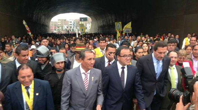 Ayer ambas vías, de tres carriles cada una, fueron inauguradas en una ceremonia a la que asistieron el ministro de Transportes, José Gallardo, el alcalde del distrito Óscar Benavides y representantes de la Municipalidad de Lima.