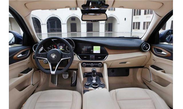 Alfa Romeo Giulia. La premiada nueva berlina de la marca de FCA tiene también unos mejores interiores según la revista estadounidense WardsAuto. Estilo italiano y materiales de alta calidad con un diseño en el que el conductor es el centro y el protagonis