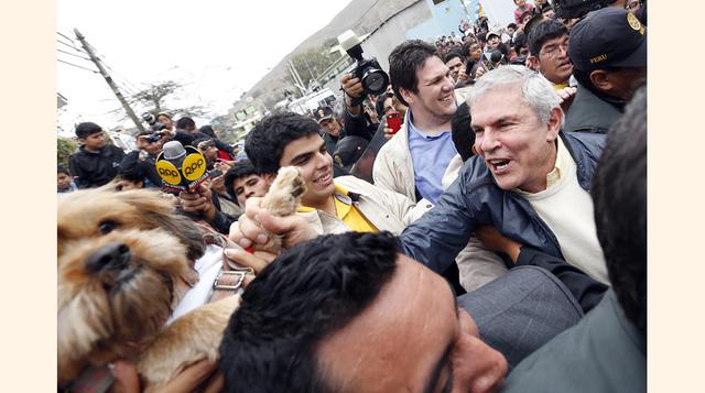 Luis Castañeda será por tercera vez alcalde de Lima al obtener más del 45% de los votos. “Nuestra filosofía reposa en la gente y hacer mejor las cosas. Aprendamos a ser tolerantes" dijo. (Foto: USI)