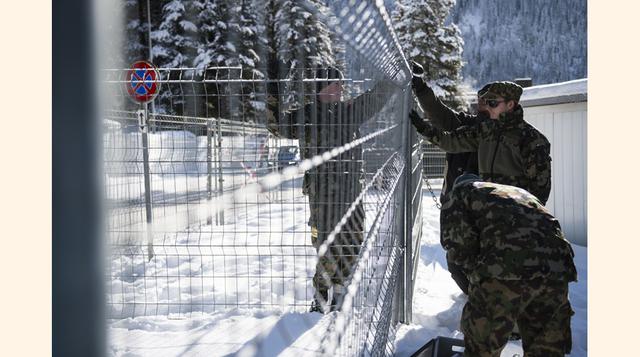 Miembros del ejército suizo levantan vallas de seguridad alrededor del Palacio de los Congresos en Davos. Klaus Schwab, presidente y fundador del Foro Económico Mundial, dijo que el trabajo en equipo internacional es necesario para combatir el terrorismo.