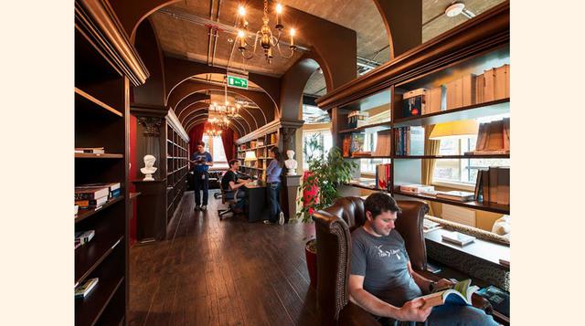 …o los empleados pueden leer y relajarse en la biblioteca, que parece sacada de "Harry Potter". (Foto: Peter Würmli)