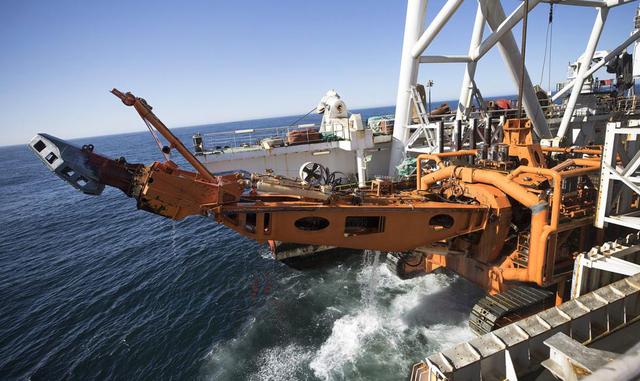 La filial de Anglo American Plc explora el área en una empresa conjunta 50-50 con el Gobierno de Namibia.   En la foto, el tractor submarino gigante es bajado al océano desde la cubierta del Mafuta.