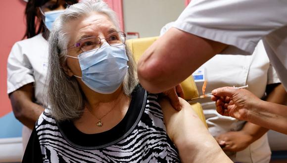 Imagen referencial. Mauricette, una mujer de 78 años, recibe la primera dosis de la vacuna contra el coronavirus de Pfizer-BioNTech en Francia. (Thomas Samson / Pool vía REUTERS).