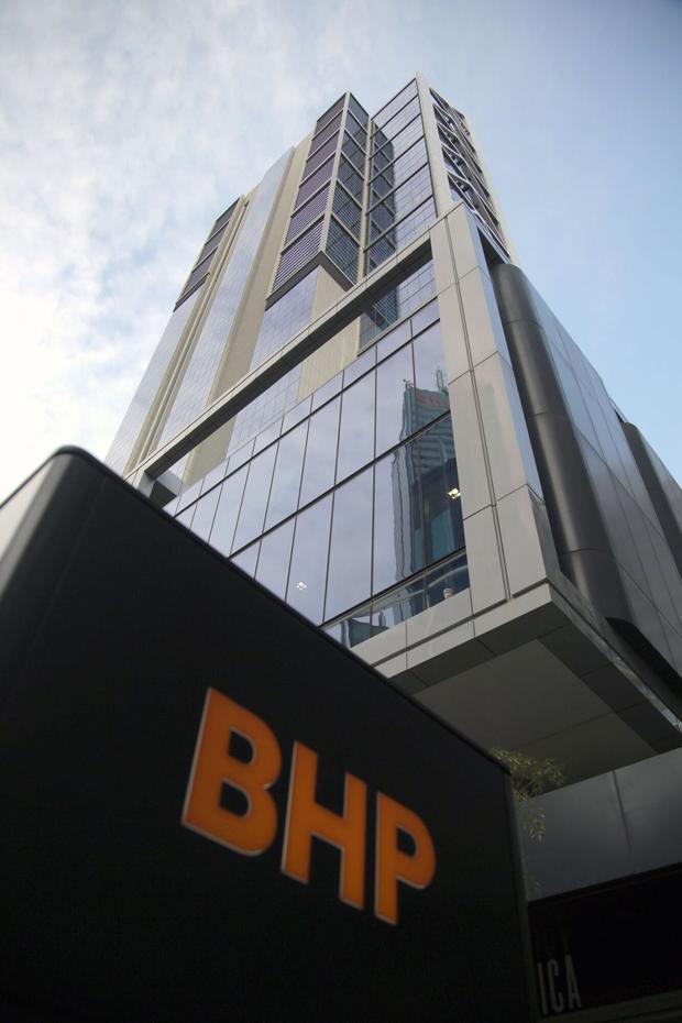 El logo de BHP Group Ltd. en el exterior de Brookfield Place en Perth, Australia. Foto: Philip Gostelow/Bloomberg