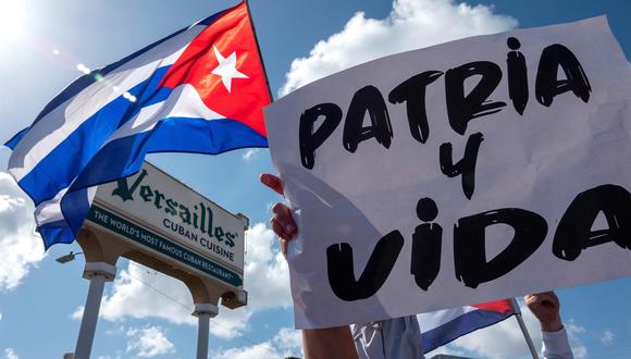 Cubanos asisten a una manifestación de apoyo a las protestas en Cuba, frente al restaurante cubano Versailles en Miami. (EFE / EPA / CRISTOBAL HERRERA-ULASHKEVICH).