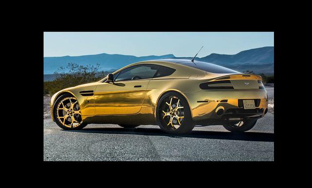 Foto 12 | Aston Martin Vantage. Viene en tres versiones con diferentes motores. Un modelo tiene un motor V8 de 4.3 litros, otro un V8 de 4.7 litros y el tercero cuenta con una máquina V12 de 5.9 litros. El V8 Vantage fue presentado por primera vez en el Salón de Ginebra en el 2005. Vantage tiene muchos modelos: Vantage Coupe, Vantage Roadster, Vantage GT Coupe, entre otros.