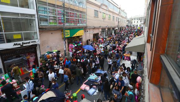 A paritr del lunes 15 de mayo estará prohibido el comercio ambulatorio el Mesa Redonda y Mercado Central.  (Foto. Andina)
