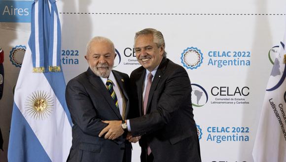 Alberto Fernández de Argentina da la bienvenida a Luiz Inacio Lula da Silva de Brasil, a la izquierda, durante la Cumbre de la Celac en Buenos Aires el 24 de enero.