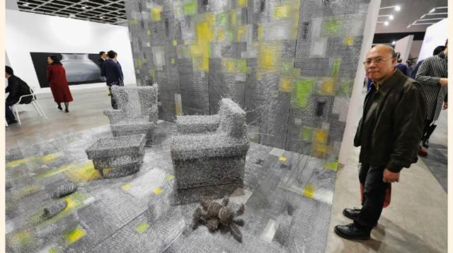 Sillas con púas del artista Zhou Jie. (Foto: cnn)