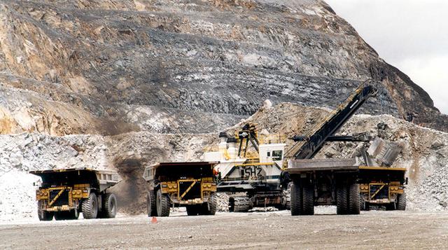 Antamina construyó un enrocado de 100 metros para controlar un eventual desborde del río Huarmey. Además, habilitó 35 equipos para limpiar la ciudad, y donó 35,000 litros de agua. (Foto: Gestión)