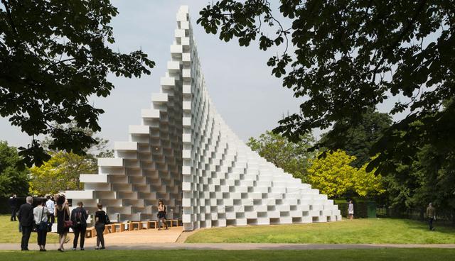 FOTO 3 | Bjarke Ingels (2016). Desde el año 2000, cada verano invitna a un arquitecto de renombre internacional a proyectar su primer edificio en suelo británico. En 2016 fue el turno de Bjarke Ingles Group. El pabellón del arquitecto danés, que ha sido uno de los más visitados (suelen atraer a unos 250.000 visitantes, según datos de la galería), consistía en una línea recta hecha con una especie de ladrillos de fibra de vidrio huecos colocados uno encima del otro que se dividía en dos partes ondulantes.