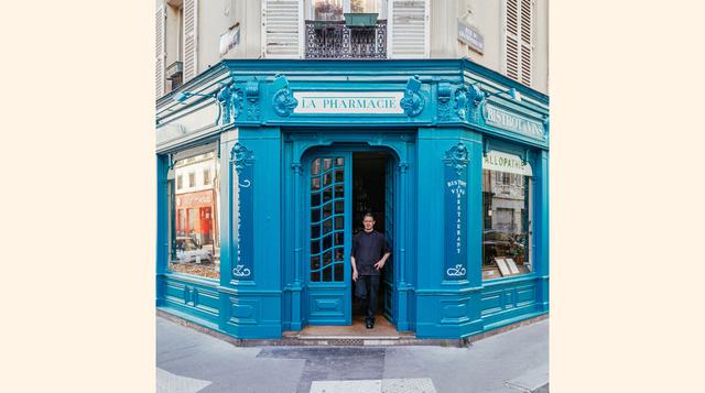 La Pharmacie. Esunrestaurante dirigido por el chef Christophe Dupray. El color azul de la fachada es el de las farmacias parisinas de principios del siglo XIX. Dentro, bonitas estanterías de madera y cristaleras enseñan antiguos botes de cerámica para fár