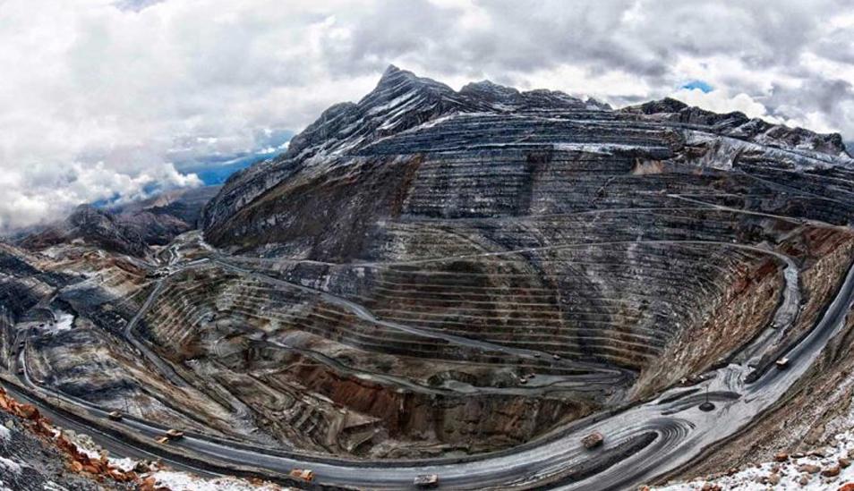 FOTO 7 | Antamina. Antamina es una mina de cobre ubicada a 170 millas al norte de la capital de Perú, Lima. Es una empresa conjunta de BHP Billiton (33.75%), Teck (22.5%), Glencore PLC (33.75%) y Mitsubishi Corp. (10%), según el ICSG. Produce 450,000 toneladas y además del metal rojo, es una fuente de producción de plata, bismuto, molibdeno y plomo. Con más de 15 años de operaciones, fue una de las mayores inversiones mineras en la historia de la minería peruana. (Foto: Energiminas)
