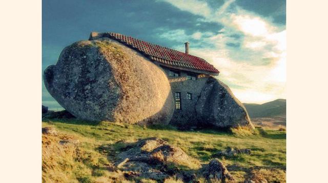 FOTO 7 | Casa Do Penedo – Portugal, situada en la sierra de Fafe, cerca de Guimarães, esta casa edificada entre cinco rocas en 1976 es un ejemplo de cómo integrar un hogar en un paisaje y cómo aprovechar el entorno.