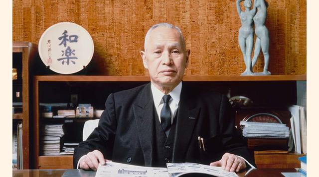 1912: El fundador Tokuji Hayakawa, un obrero metalúrgico, inventa una hebilla de cinturón que funciona sin agujeros. Luego desarrolla un lápiz mecánico que siempre está afilado (“sharp” en inglés) y le da a la empresa el nombre de su éxito de ventas.