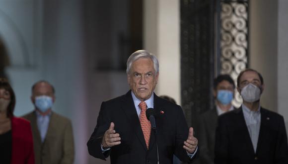 El presidente de Chile, Sebastián Piñera, habla en el palacio presidencial de La Moneda, en Santiago, el 25 de octubre de 2020. (Foto: CLAUDIO REYES / AFP)