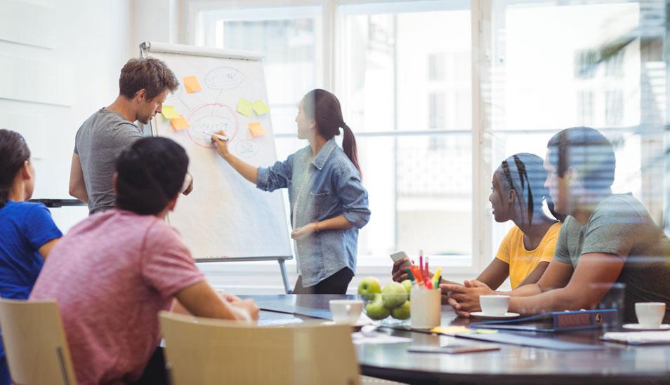 FOTO 8 | CAPACITA A TU EQUIPO: Finalmente, algo muy importante para que la empresa continúe creciendo, es tener a su personal motivado. El trabajo en equipo es un aspecto clave para el desempeño de la empresa. Para ello se puede contar con capacitaciones dirigidas al ambiente laboral, uso de tecnología o seguridad en el trabajo, dependiendo del rubro de la misma. (Foto: Freepik)