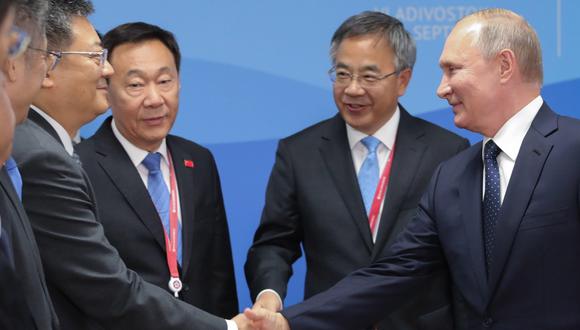 Putin dio un discurso para seducir a los numerosos empresarios presentes en la sala, rusos y asiáticos. (Foto: EFE)