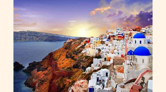 OIA, SANTORINI, GRECIA. La pequeña localidad de Oia en Santorini constituye una de las joyas griegas más bellas, con su número infinito de casitas blancas excavadas en la roca del acantilado. Su atardecer es uno de los más famosos y espectaculares del mun