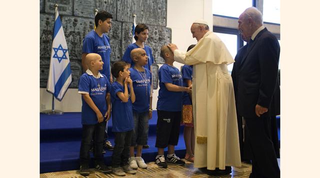 El presidente de Israel, Shimon Peres, observa mientras el Papa saluda a niños con cáncer de la Fundación Make-A-Wish Foundation. (Foto:Reuters)