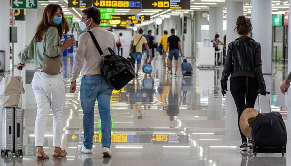 Los aeropuertos españoles han comenzado a recibir este domingo a los primeros visitantes de la Unión Europea y del espacio Schengen después de que España haya abierto sus fronteras tras tres meses de estado de alarma motivados por el coronavirus. (EFE).
