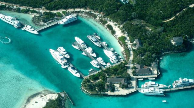 John C. Malone (Sampson Cay, Bahamas). Algunos multimillonarios compran islas y las abren al público. Otros hacen exactamente lo contrario, como John Malone, el multimillonario magnate de las comunicaciones que compró Sampson Cay en las Bahamas, una de 36