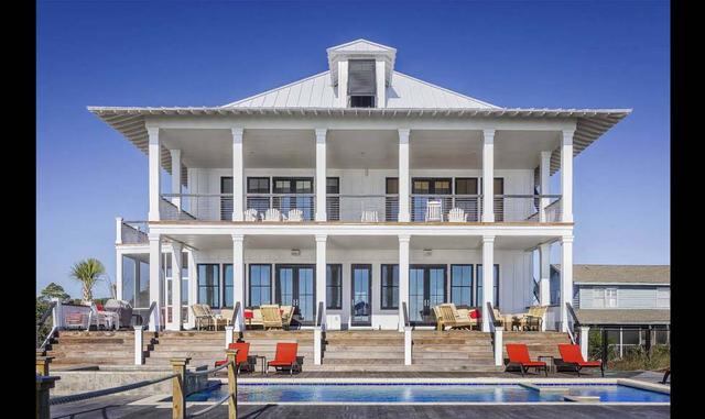 FOTO 11 | En una casa de playa para su mamá. Robbins ha sido bastante franco acerca de su tumultuosa relación con su madre: le compró una casa en la playa. (foto: Megaricos)