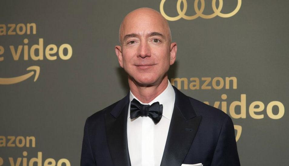 FOTO 1 | 1. Jeff Bezos. Valor neto: $131 mil millones de dólares
Empresa: Fundador y CEO de Amazon y Blue Origin
Edad: 54 años
Después de pasar un verano trabajando como cocinero en McDonald’s, el primer trabajo que Bezos consiguió después de la universidad fue en una startup llamada Fitel, en el área de telecomunicaciones. Bezos era el empleado #11. Trabajaba limpiando códigos y luego lo promovieron a gerente de desarrollo y director de servicio al cliente. (Foto: Getty)