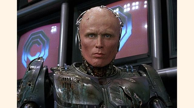 Mejor conocido por su papel en RoboCop , el actor Peter Weller tiene una maestría de la Universidad de Syracuse en el arte romano y renacentista y un doctorado en historia del arte del Renacimiento italiano de la Universidad de California en Los Angeles.