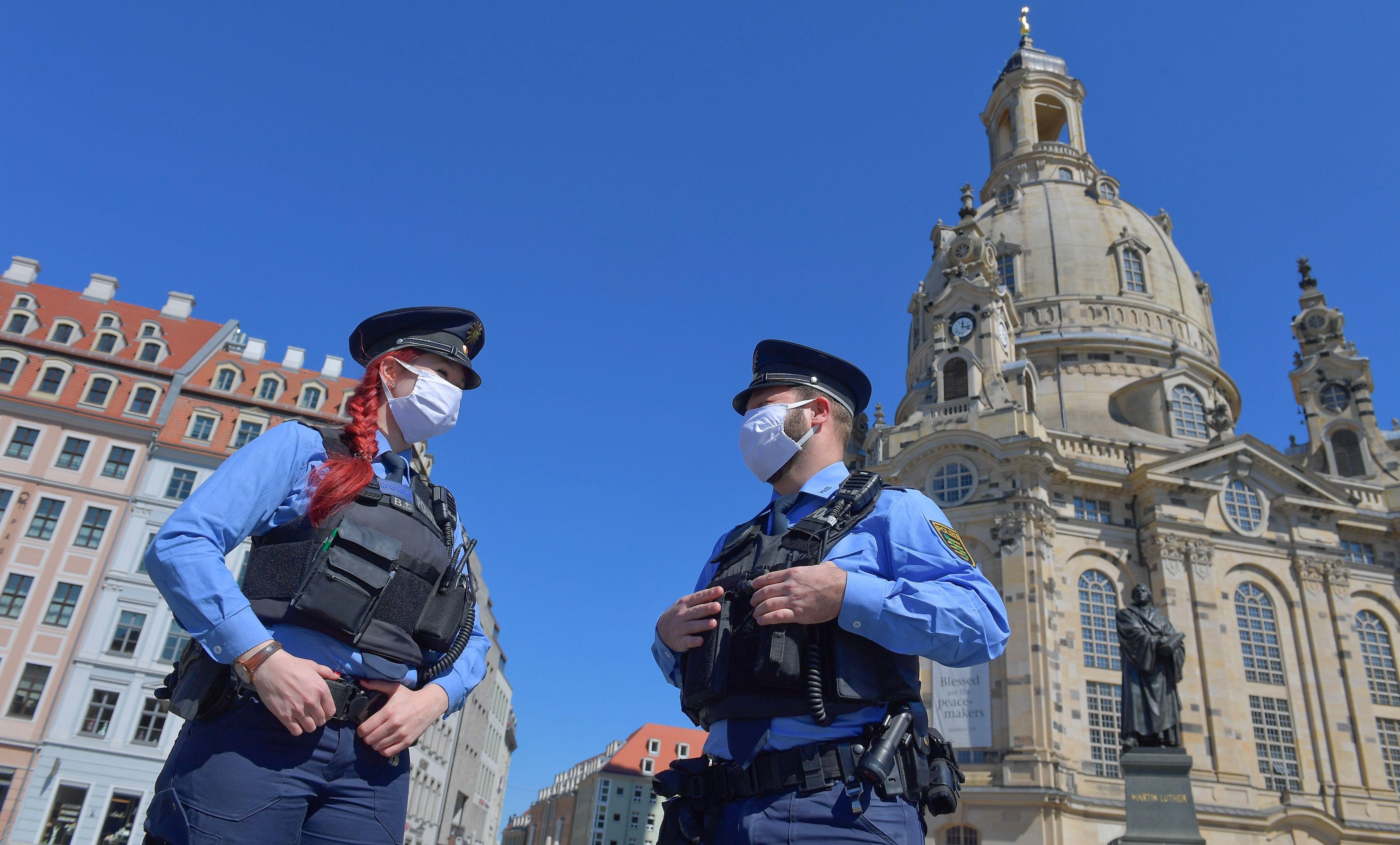 La policía de Alemania patrulla la plaza Neumarkt, mientras la propagación de la enfermedad por coronavirus (COVID-19) continúa en Dresden. (REUTERS / Matthias Rietschel).