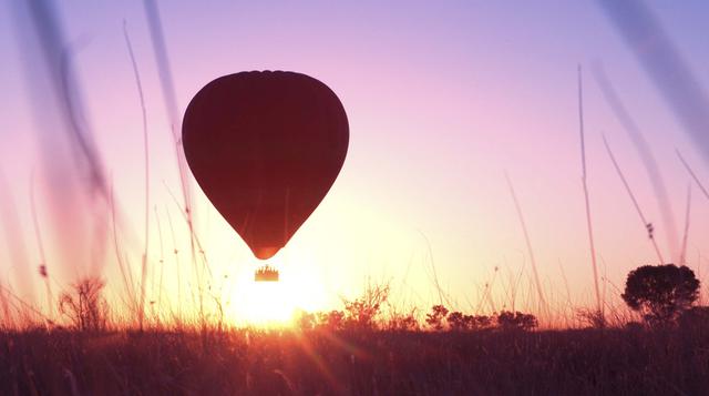 En un vuelo en globo aerostático en Red Center, Australia. Se puede viajar en globo aerostático por muchos hermosos rincones del mundo, pero pocos serán tan estimulantes visualmente con el Outback australiano —el interior remoto y semiárido de Australia—.