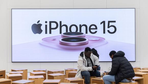 Logotipo del teléfono inteligente iPhone 15 de Apple en la tienda del World Trade Center de la compañía en Nueva York, EE.UU., el miércoles 20 de diciembre de 2023.