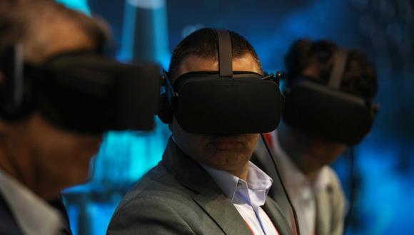 Visitantes se prueban los lentes de realidad virtual de Telefonica en el MWC 2018. (Foto: Reuters)