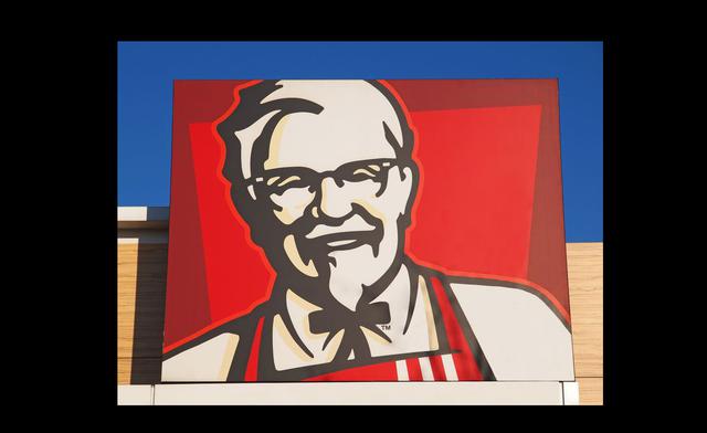 FOTO 6 | 5. Harland Sanders. Al ver su rostro de seguro que lo asociarás con una marca reconocida en el mundo entero: KFC.

Sanders emprendió varios negocios en su vida, pero jamás lograba un éxito permanente. Luego de varios fracasos como abogado y después de que algunos de sus negocios más importantes se desplomaran, Sanders abrió la primera franquicia de comida rápida KFC en 1952. Tenía 60 años cuando lo hizo. (foto: Emilio100 / Shutterstock.com)