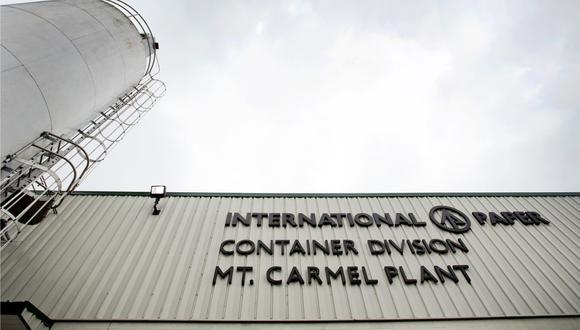 El logo de International Paper Co. se exhibe afuera de la fábrica de la compañía en Mt. Carmel, Pensilvania, EE.UU. Fotógrafo: Paul Taggart/Bloomberg