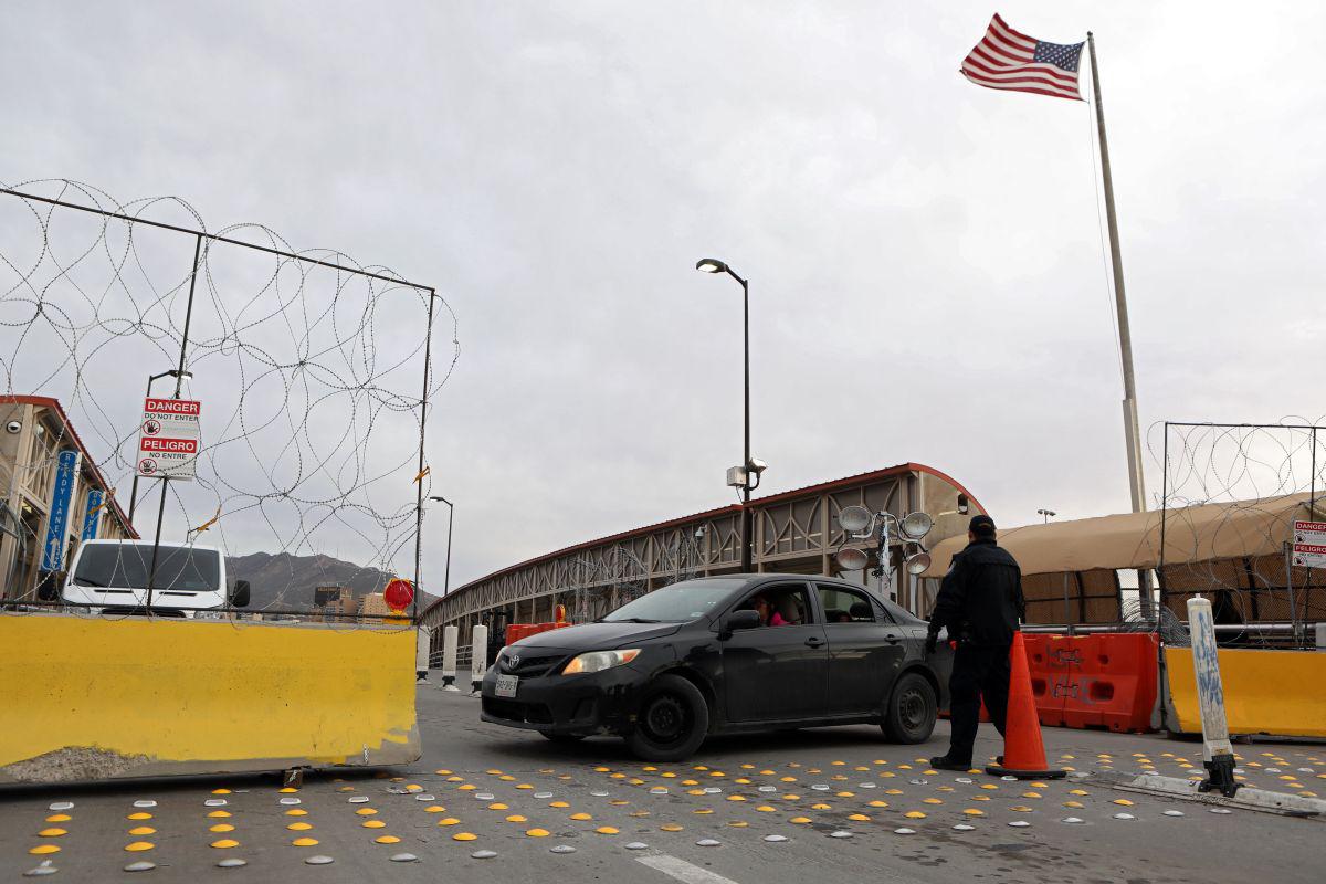 A un vehículo mexicano se le niega el acceso a los Estados Unidos en el Puente Internacional Paso del Norte-Santa Fe, luego que ambos países acordaran restringir los viajes no esenciales al otro lado de la frontera debido al brote de coronavirus (Foto: AFP)