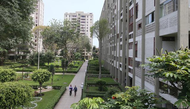 2.       FOTO 2 |  2. Jesús María. Este distrito ha experimentado grandes cambios a lo largo de los años, su excelente diseño urbanístico con un marcado toque residencial, hace que más personas se animen a vivir en este distrito que cuenta con avenidas principales como Salaverry, San Felipe, 28 de julio y Faustino Sánchez Carrión (antes Pershing).Ofrece una diversidad de áreas verdes, centros comerciales y es sede de algunas instituciones educativas. Actualmente, el 70% de la venta de inmuebles son departamentos, seguido por casas con un 6%, locales (5%) y oficinas (3%). El ticket promedio de un departamento es de: US$ 1,797.En los últimos años Jesús María ha crecido a grandes pasos gracias a la ubicación céntrica del distrito en Lima Metropolitana. Las viviendas acentuados años atrás se han desarrollado enormemente creciendo de manera vertical lo cual gatilló una oferta importante por el alquiler de departamentos. Con respecto a la demanda, esta se concentra en predios principalmente de 3 a 4 espacios como máximo. (Foto: construnoticias)