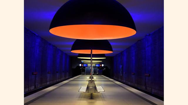 8. La estación Wesfriedhof en Múnich, Alemania, fue diseñada por Ingo Mauer e incluye 11 grandes lámparas cóncavas que llenan el espacio con luces cautivadoras. (Foto: Flickr / Tim Adams)