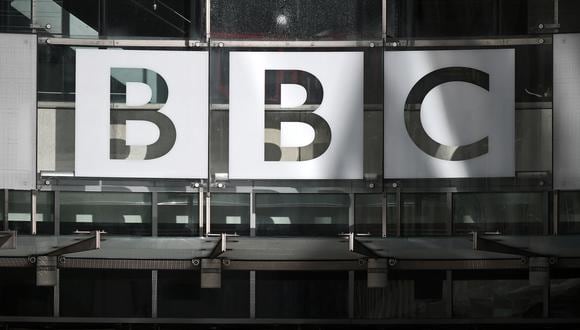 Una fotografía tomada el 6 de octubre de 2022 muestra el logotipo de la BBC en la entrada de la sede de la BBC en Broadcasting House en el centro de Londres. (Foto: Justin TALLIS / AFP)