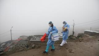 Brigadas vacunan contra la influenza en ‘Ticlio chico’ en medio de bajas temperaturas y densa neblina 