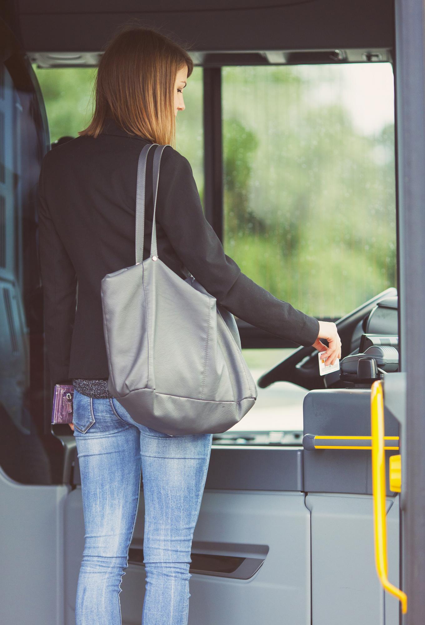 Buses. En abril se estrenan los pagos contactless (sin contacto) con tarjetas prepago en buses de la línea El Rápido. (Foto: ISTOCK)