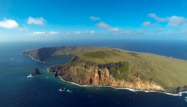 FOTO 25 | Tierras y mares australes franceses, Francia. Son las más grandes de las raras masas de tierra emergidas en el sur del Océano Índico: el Archipiélago Crozet, las Islas Kerguelén, las Islas Saint-Paul y Ámsterdam, así como 60 pequeñas islas subantárticas. Este "oasis" en el medio del Océano Austral cubre un área de más de 67 millones de hectáreas y soporta una de las concentraciones más altas de aves y mamíferos marinos en el mundo. En particular, tiene la mayor población de pingüinos rey y albatros de nariz amarilla en el mundo. Foto: unesco.org.