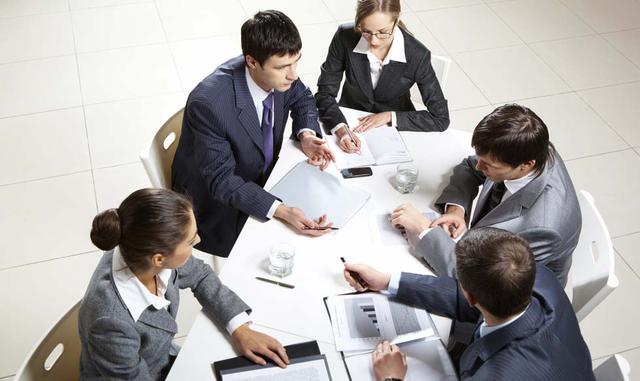 Es importante que el trabajador cuente con una oportunidad de crecimiento y de progreso de su carrera profesional, la percepción de estancamiento y falta de desarrollo conduce a la desmotivación.