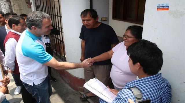 Foto 8 | El ministro de Cultura, Salvador del Solar, supervisó el desarrollo del Censo 2017 en San Juan de Lurigancho. (Foto: @MinCulturaPe)
