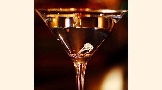 Diamond if Forever Martini, NY,  Para los que desean conquistar a una mujer, quizá este coctel pudiera ser una opción, pues en el fondo lleva un anillo de compromiso. Esta bebida se prepara en el bar Uncorked en Nueva York. Fue creado por Andy Goetz. El t