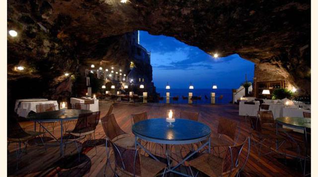 4. Grotta Palazzese, Puglia, Italia: Para los entusiastas de la geología, el Grotta Palazzese es el lugar ideal, ya que está construido completamente en un acantilado de piedra caliza que permite cenar con las olas rompiendo debajo. Situado frente al Adri
