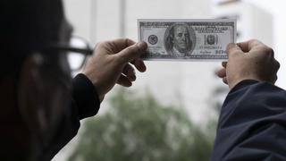 Precio del dólar cierra la semana a la baja: ¿en cuánto está el tipo de cambio?