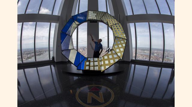 Un guía muestra la pantalla interactiva "City Pulse" en la plataforma de observación del Observatorio One World en el piso 100 de la Torre Uno del World Trade Center en Nueva York, durante un recorrido de la prensa por el lugar. (Foto: Reuters)