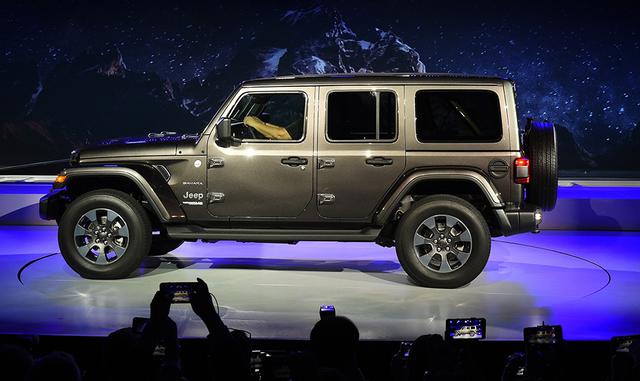 FOTO 6 | Poco y mucho queda de aquel vehículo básico, sin lujos, totalmente mecánico. Jeep lanzó este miércoles su nuevo Wrangler, con asientos de cuero, nueva aerodinámica, pantallas, mezcladas con los faros redondos, la parrilla de siete ranuras, un parabrisa que se puede tumbar, descapotable. La empresa lo vendió como "una aproximación moderna al diseño original".